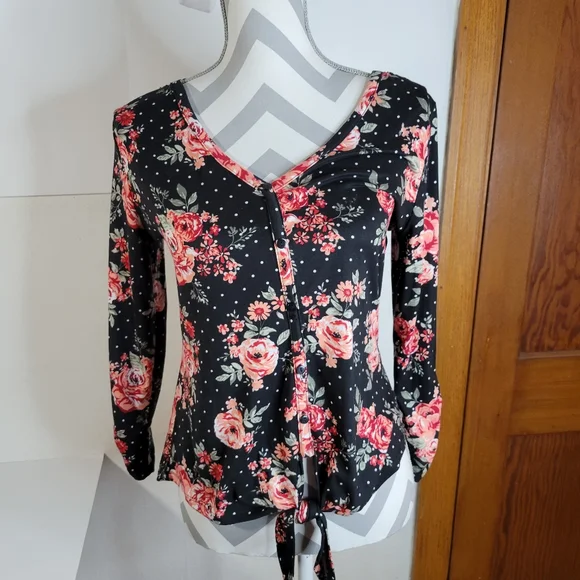 Womans no boundaries Floral and Black Knit top Tie front Lace Back Size Small - Picture 3 of 13